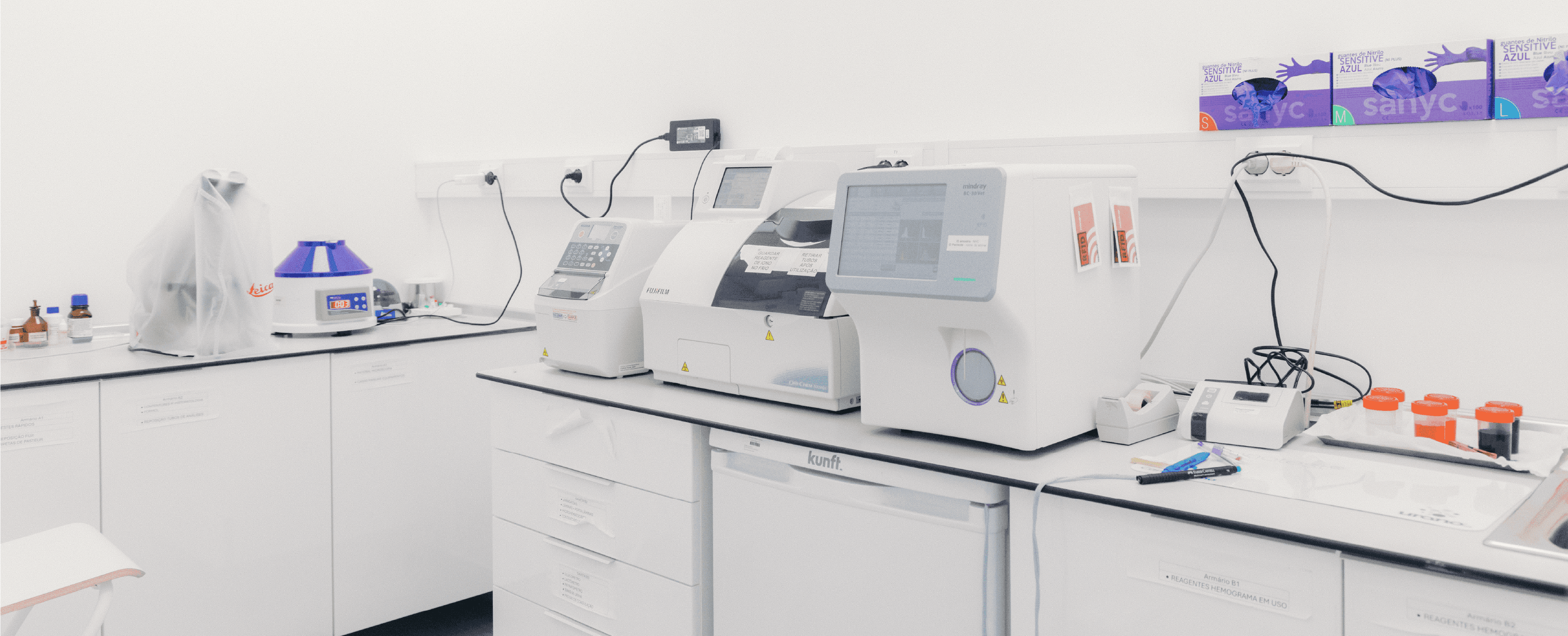 Laboratório interno de Análises Clínicas e Microbiológicas